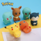 Pokefans es la tienda y comunidad del entrenador Pokémon, encuentra Peluches, juguetes, accesorios, vestuario o ropa Pokémon. Peluches pokémon, juguetes pokémon, vestuario o ropa pokémon, accesorios pokémon. Pikachu, Bulbasaur, Charmander, Squirtle, Evvee, Psyduck, Mimikyu, Snorlax